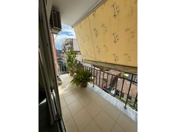 Tirane, jepet me qera apartament 2+1+PARKIM , Kati 4, 105 m² 1.200 € (RRUGA E BARRIKADAVE)