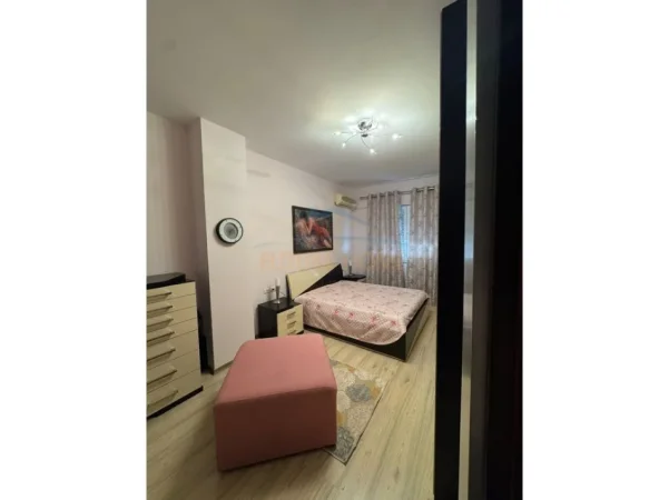 Tirane, jepet me qera apartament 2+1+PARKIM , Kati 4, 105 m² 1.200 € (RRUGA E BARRIKADAVE)