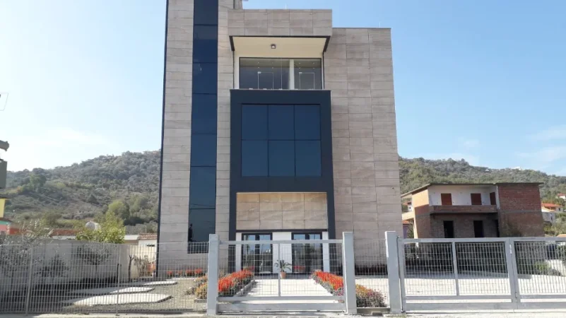 Vore, shitet ambjent biznesi, 1.300 m² - Ahmetaq, Preze.