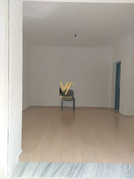 Tirane, jepet me qera dyqan Kati 0, 58 m² 620 € (LAPRAKE)
