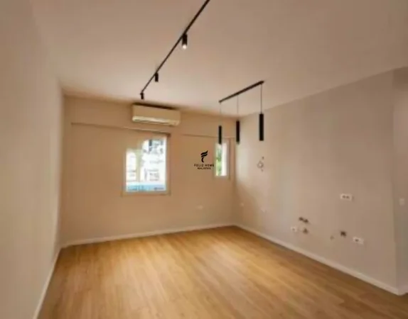 Tirane, jepet me qera zyre Kati 1, 76 m² 600 € (KOMUNA E PARISIT)