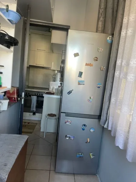 Tirane, jepet me qera apartament 1+1+Ballkon , 65 m² 500 € (Rruga e Kavajes, Globe)