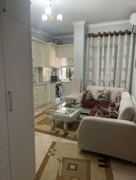 Tirane, jepet me qera apartament 1+1+Ballkon , 65 m² 500 € (Rruga e Kavajes, Globe)