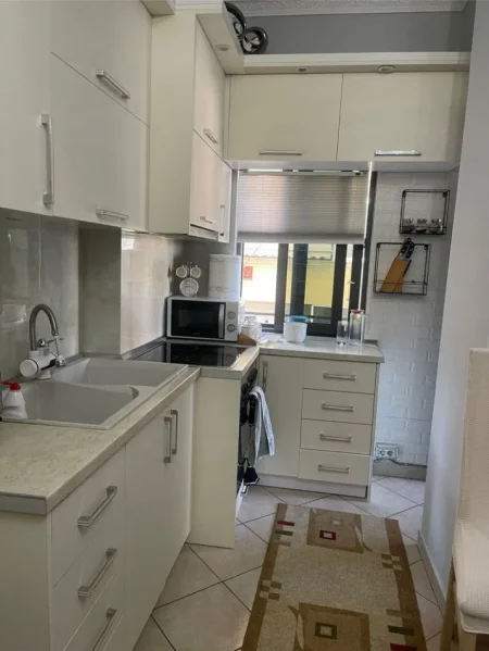 Tirane, jepet me qera apartament 1+1+Ballkon , 65 m² 500 € (Rruga e Kavajes, Globe)