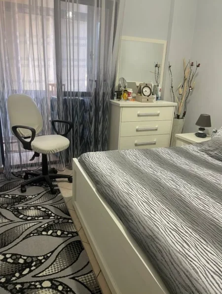 Tirane, jepet me qera apartament 1+1+Ballkon , 65 m² 500 € (Rruga e Kavajes, Globe)