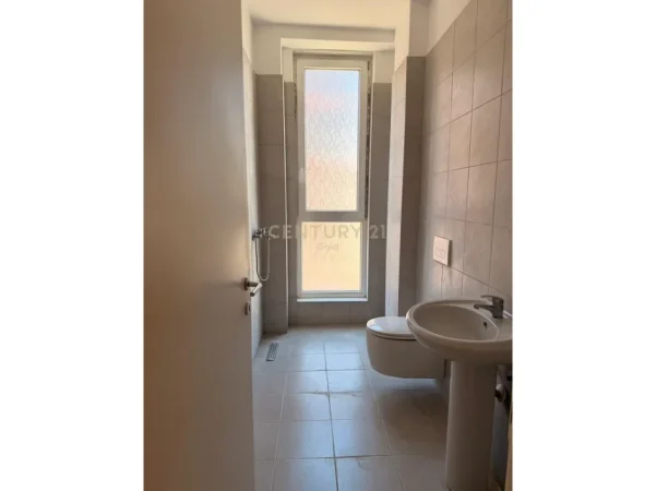 Tirane, jepet me qera apartament 2+1+Ballkon Kati 4, 120 m² 500 € 