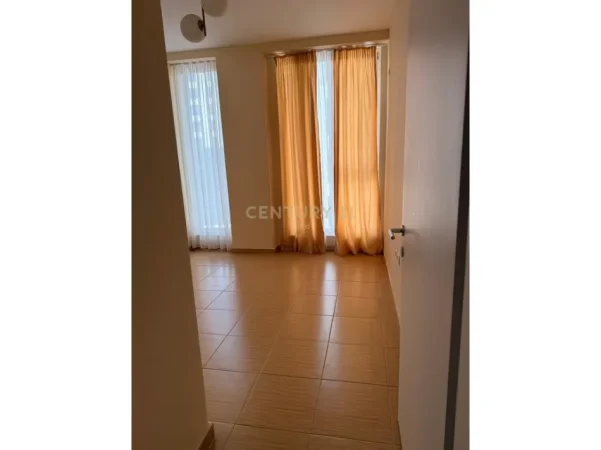 Tirane, jepet me qera apartament 2+1+Ballkon Kati 4, 120 m² 500 € 