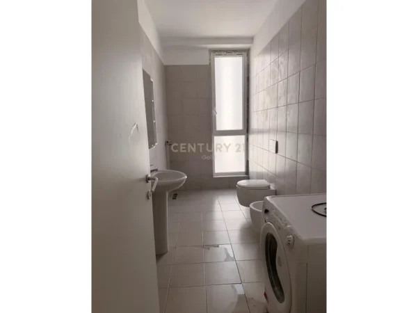 Tirane, jepet me qera apartament 2+1+Ballkon Kati 4, 120 m² 500 € 