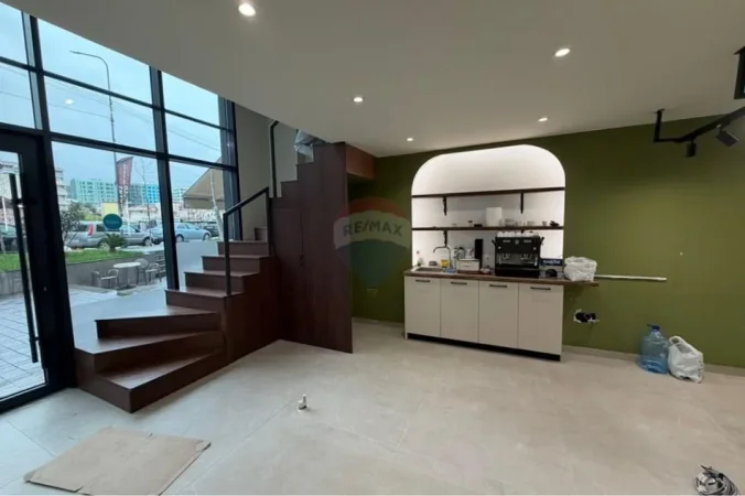 Tirane, jepet me qera dyqan , 130 m² 1.800 € (Residenca Erli)