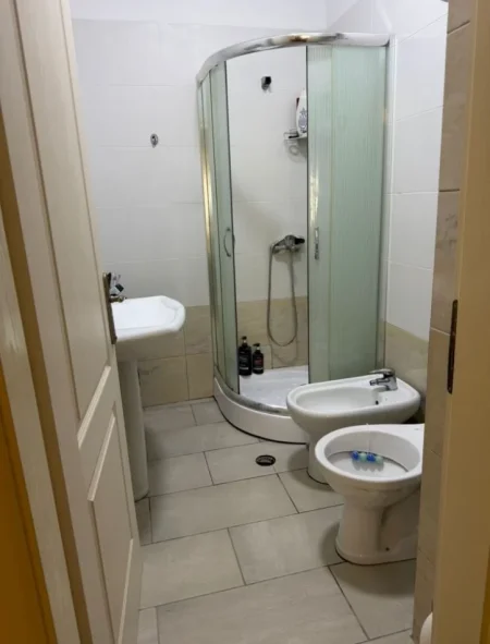 Tirane, jepet me qera apartament 2+1+Ballkon Kati 5, 96 m² 550 € (LiqLiqeni i Thatë)