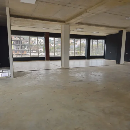 Tirane, jepet me qera Kapanon, Kati 1, 800 m² 4.000 € (Kashar)