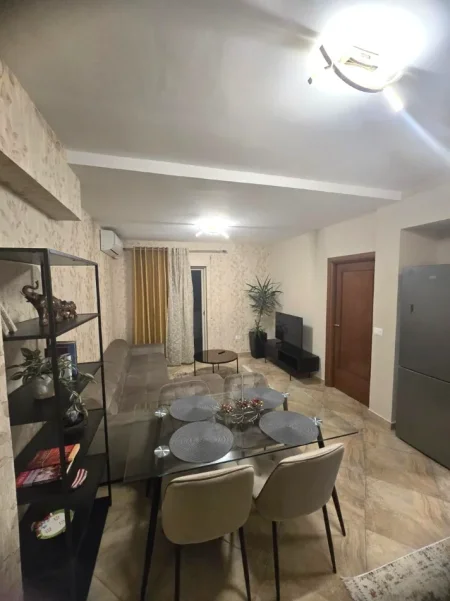 Tirane, jepet me qera apartament 1+1+Ballkon Kati 7, 75 m² 650 € (Rruga e Barrikadave)