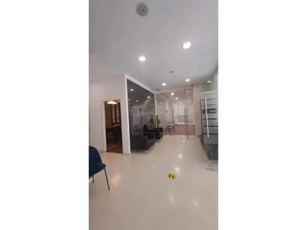 Tirane, jepet me qera ambjent biznesi Kati 1, 208 m² 3.600 € (Gjimnazi Petro Nini)