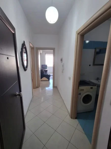 Tirane, jepet me qera apartament 1+1+Ballkon Kati 8, 67 m² 380 € 