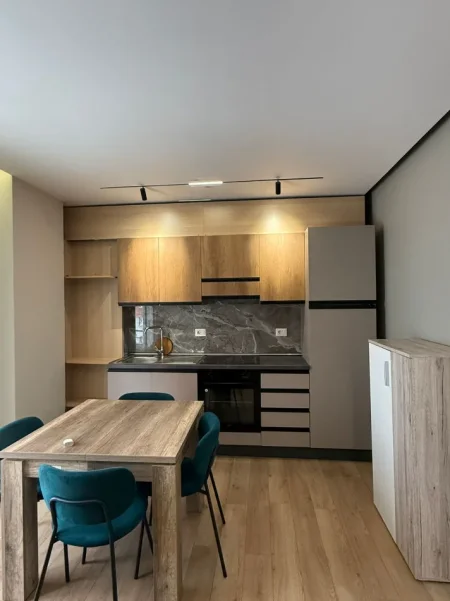 Tirane, jepet me qera apartament 1+1+Ballkon Kati 2, 65 m² 400 € (Xhamia e Selites)