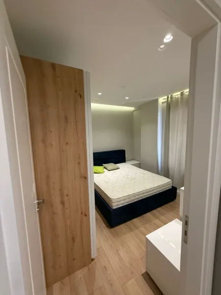 Tirane, jepet me qera apartament 1+1+Ballkon Kati 2, 65 m² 400 € (Xhamia e Selites)