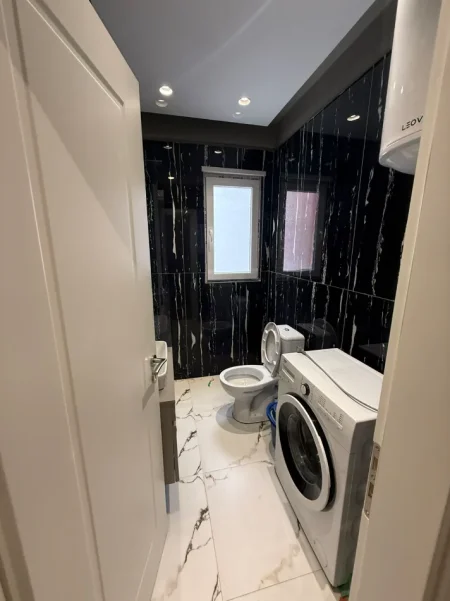 Tirane, jepet me qera apartament 1+1+Ballkon Kati 2, 65 m² 400 € (Xhamia e Selites)