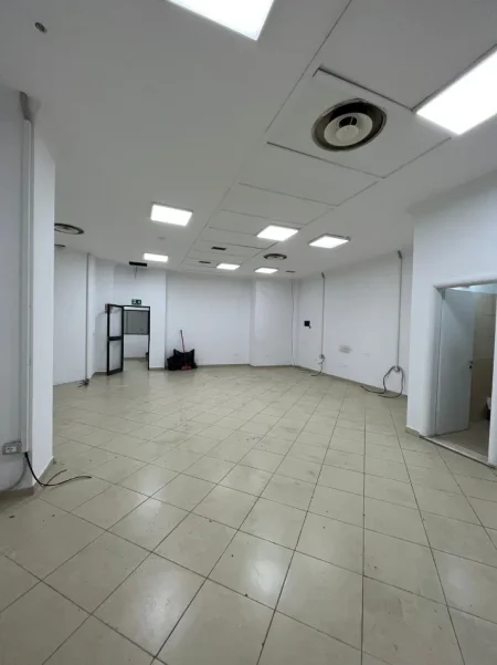 Tirane, jepet me qera zyre Kati 3, 175 m² 2.250 € 