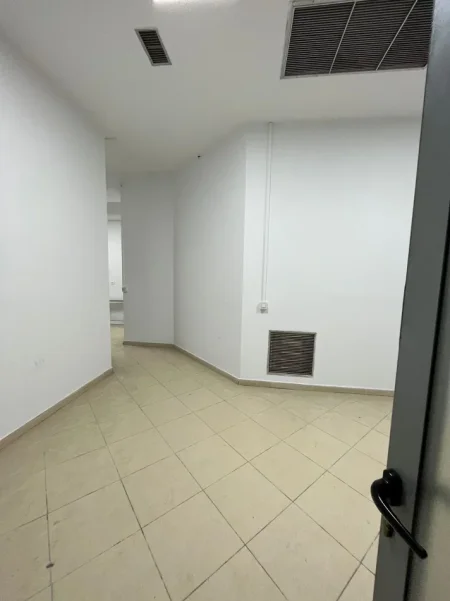 Tirane, jepet me qera zyre Kati 3, 175 m² 2.250 € 