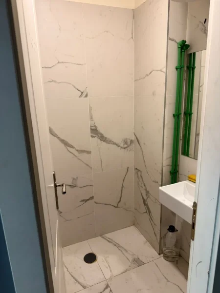 Tirane, jepet me qera dyqan Kati 0, 80 m² 6.100 € (21 Dhjetori)