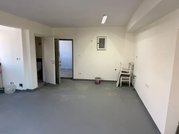 Tirane, jepet me qera zyre Kati 2, 30 m² 750 € (21 Dhjetori)