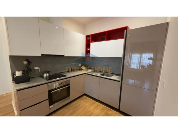 Tirane, jepet me qera apartament 1+1+Ballkon Kati 8, 75 m² 800 € (Kompleksi Delijorgj)