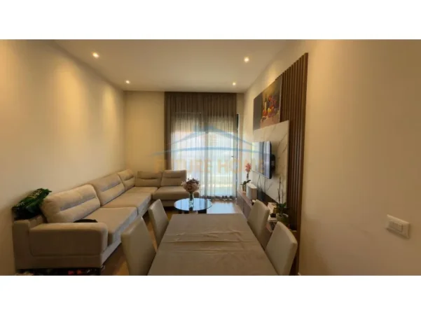 Tirane, jepet me qera apartament 1+1+Ballkon Kati 8, 75 m² 800 € (Kompleksi Delijorgj)