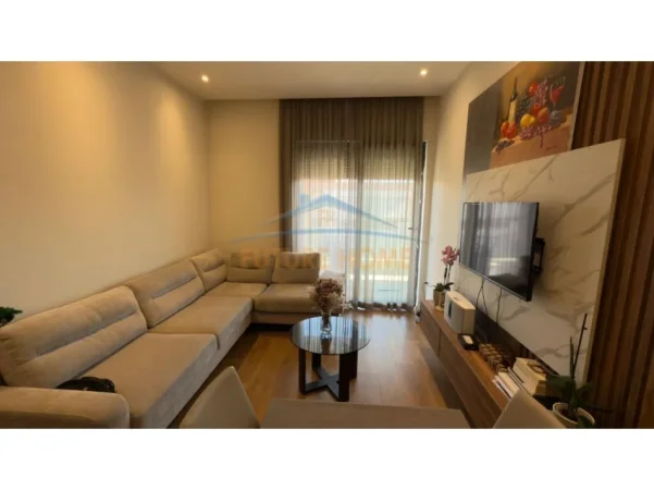 Tirane, jepet me qera apartament 1+1+Ballkon Kati 8, 75 m² 800 € (Kompleksi Delijorgj)