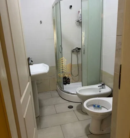 Tirane, jepet me qera apartament 2+1+Ballkon Kati 5, 96 m² 550 € (Liqeni i Thate)