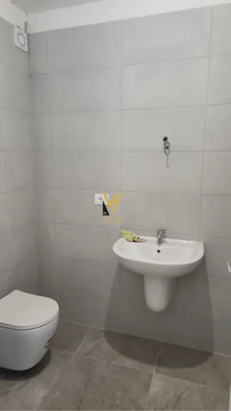 Tirane, jepet me qera ambjent biznesi Kati 2, 97 m² 1.300 € (MYSLYM SHYRI)