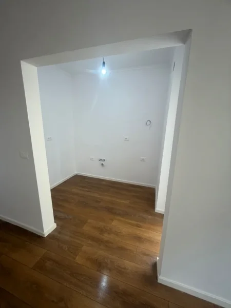 Tirane, shes apartament 1+1+Ballkon Kati 5, 54 m² 98.000 € 