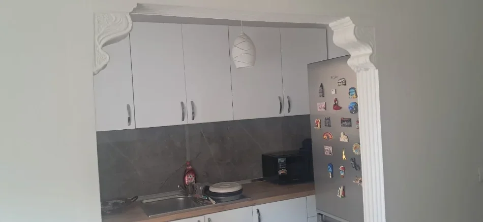 Tirane, jepet me qera apartament 1+1 Kati 3, 500 € (Rruga Marié Logoreci)