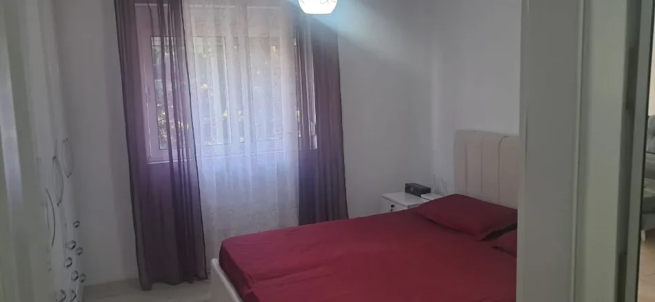 Tirane, jepet me qera apartament 1+1 Kati 3, 500 € (Rruga Marié Logoreci)