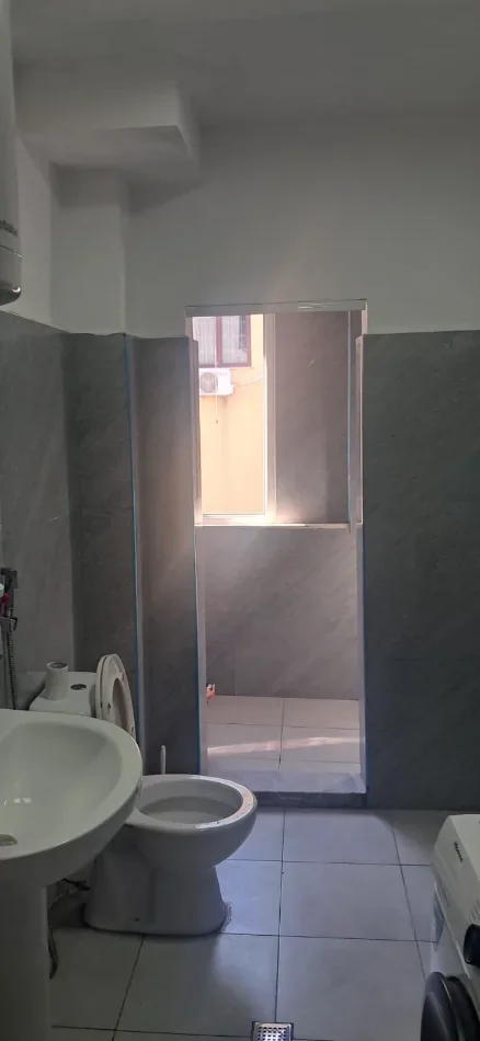 Tirane, jepet me qera apartament 1+1 Kati 3, 500 € (Rruga Marié Logoreci)