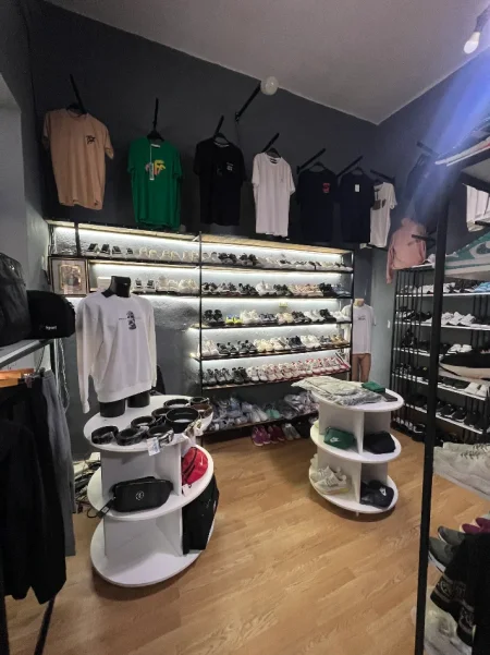 Tirane, shes Shitet i gjith si eshte 6500€ Per arsye familjare