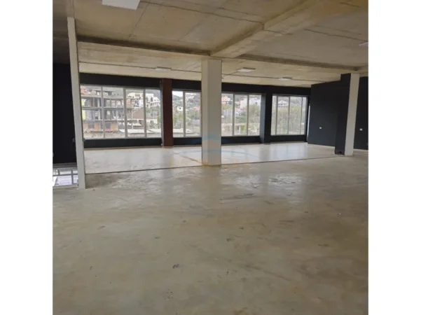 Tirane, jepet me qera magazine Kati 1, 800 m² 4.000 € (Kashar)