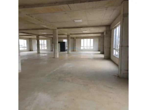 Tirane, jepet me qera magazine Kati 1, 800 m² 4.000 € (Kashar)