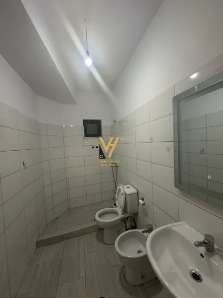 Tirane, jepet me qera apartament 2+1+Ballkon Kati 7, 114 m² 620 € (UNAZA E RE)