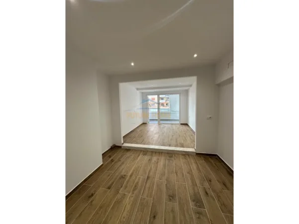 Tirane, shitet apartament 2+1+2 Kati 2, 125 m² 270.000 € (STACIONI I TRENIT , USLUGA)