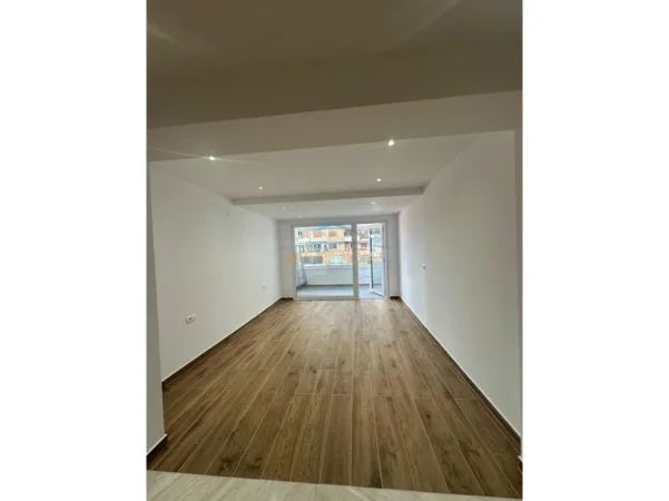 Tirane, shitet apartament 2+1+2 Kati 2, 125 m² 270.000 € (STACIONI I TRENIT , USLUGA)