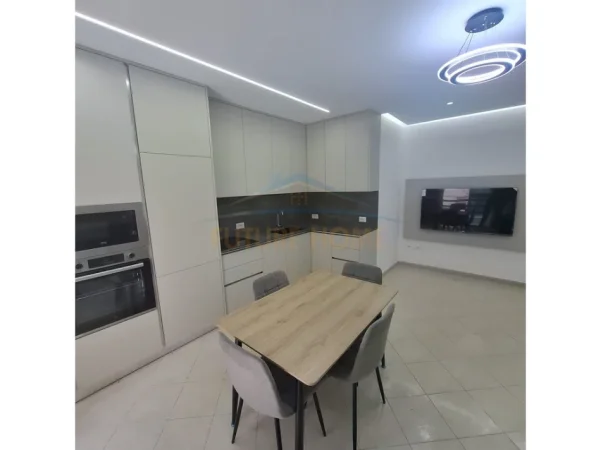 Tirane, jepet me qera apartament 2+1 Kati 3, 105 m² 580 € (Unaza e Re)