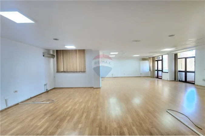 Tirane, jepet me qera zyre , 200 m² 2.100 € 