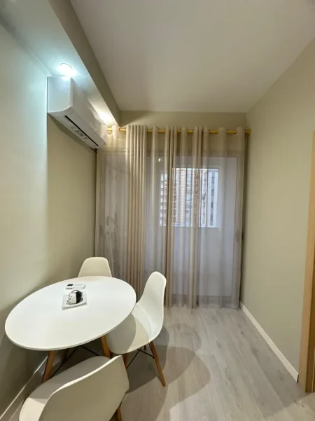 Tirane, jepet me qera apartament 1+1 Kati 5, 60 m² 450 € (Rruga Tom Plezha)