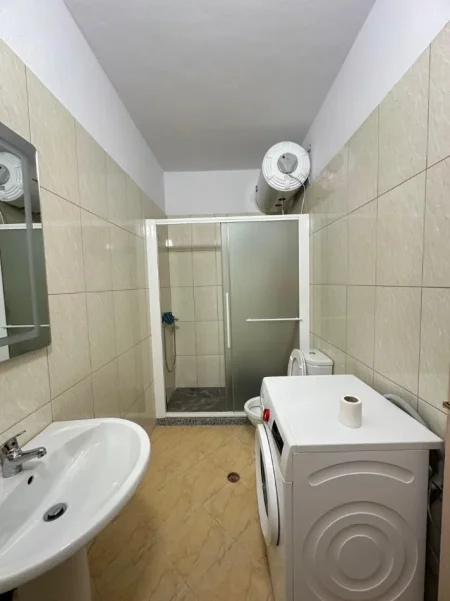 Tirane, jepet me qera apartament 1+1 Kati 5, 60 m² 450 € (Rruga Tom Plezha)