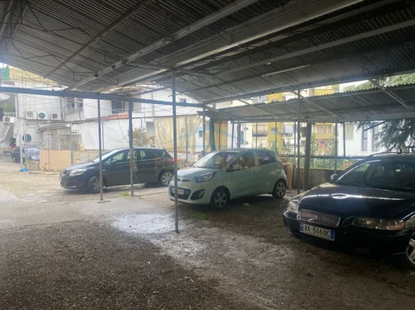Tirane, jepet me qera garazh | post parkimi Kati 0, 670 m² 1.800 € (Rruga e Dibres)