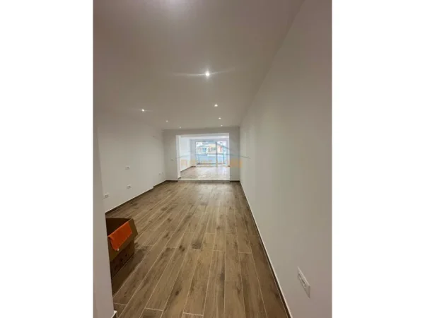 Tirane, jepet me qera zyre Kati 2, 106 m² 1.400 € (Stacioni i Trenit)