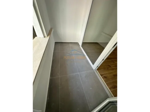 Tirane, jepet me qera zyre Kati 2, 106 m² 1.400 € (Stacioni i Trenit)