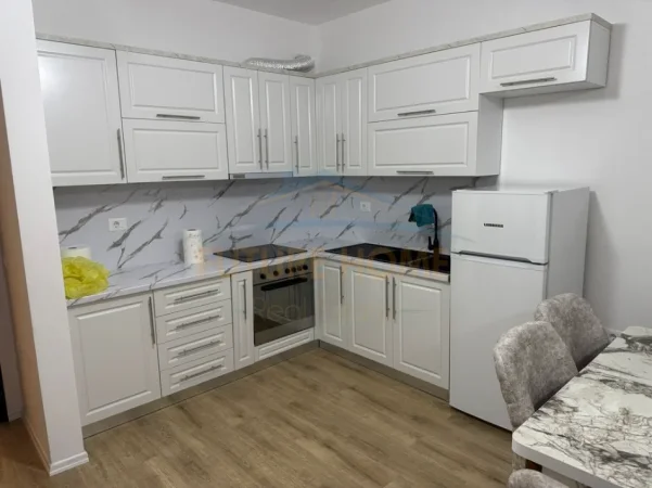 Tirane, jepet me qera apartament 1+1 Kati 4, 88 m² 400 € (PASKUQAN)
