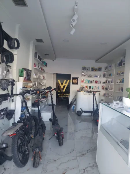 Tirane, jepet me qera dyqan Kati 0, 52 m² 520 € (LAPRAKE)