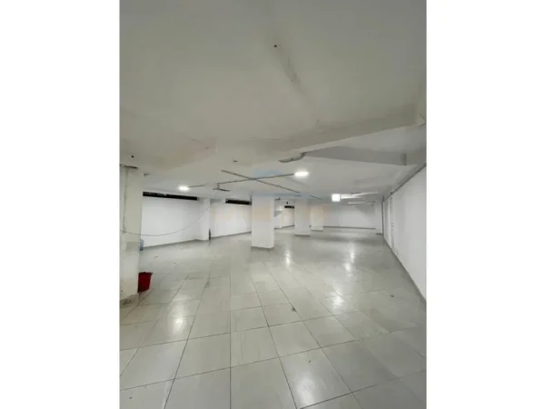Tirane, jepet me qera ambjent biznesi Kati -1, 402 m² 402 € (Blloku)